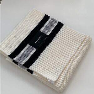 💙💙💙 Coach wool blend white chunky knit scarf